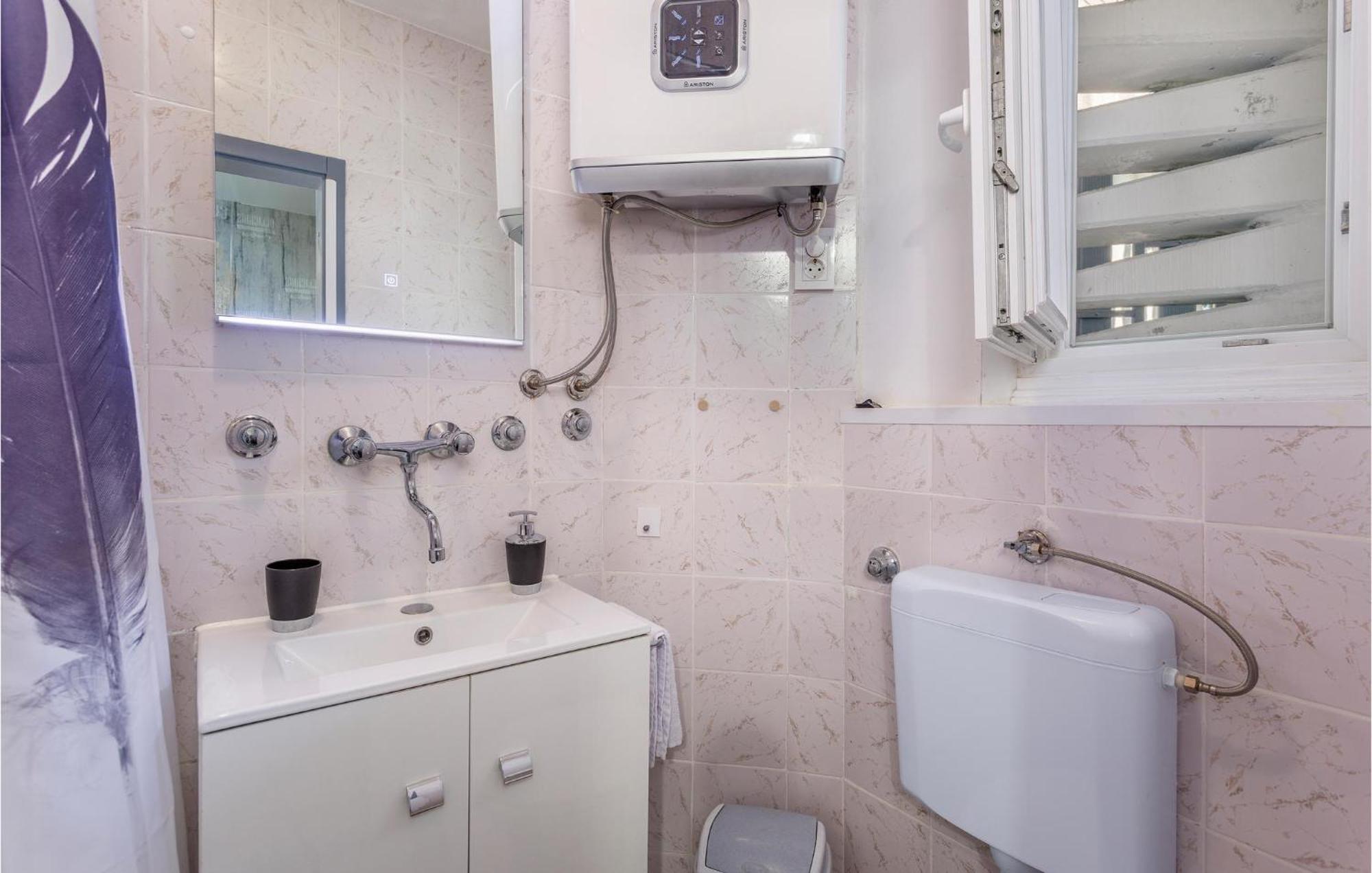 Stunning Apartment In Malinska With Kitchen 외부 사진