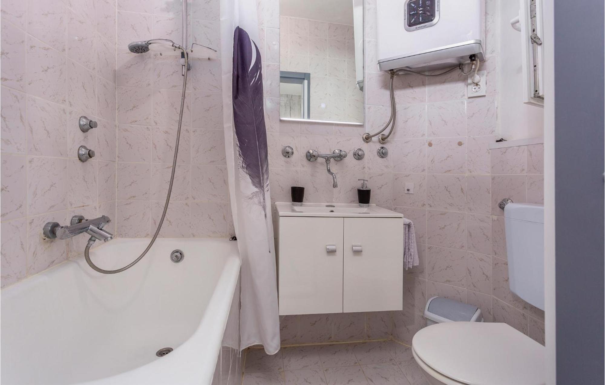 Stunning Apartment In Malinska With Kitchen 외부 사진