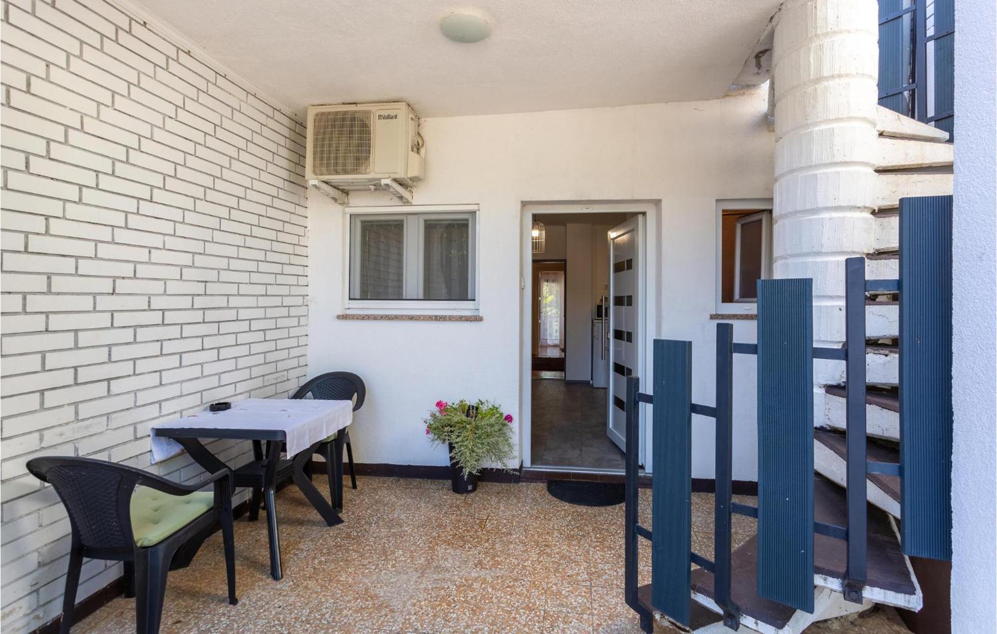 Stunning Apartment In Malinska With Kitchen 외부 사진